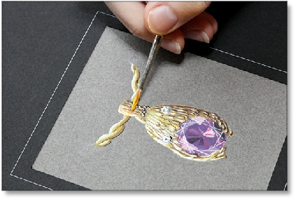 Formation en dessin d'art et gouaché en bijouterie: dernières finitions et retouches de gouache sur dessin de bijoux.