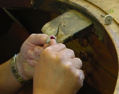 Formation en bijouterie: dernieres finition d'une bague sertie.