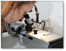 Formation en gemmologie sur les pierres precieuses et fines pour la bijouterie.