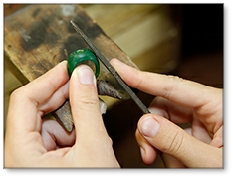 Stage de sculpture de cire verte en bijouterie.