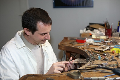 Formation en bijouterie: ajustage à la lime par stagiaire en formation en bijouterie - joaillerie.